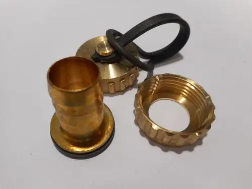 Kappe aus Metall mit Gummiband, bestehend aus einer Gehäuseabdeckung und einem Einsatz, beschriftet mit "Remeha".